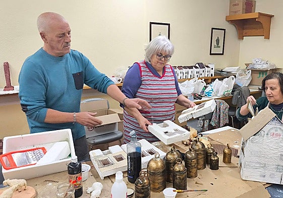 Luciano Pro, Teresa López y Marisol Terrero, trabajando en la creación del Belén.