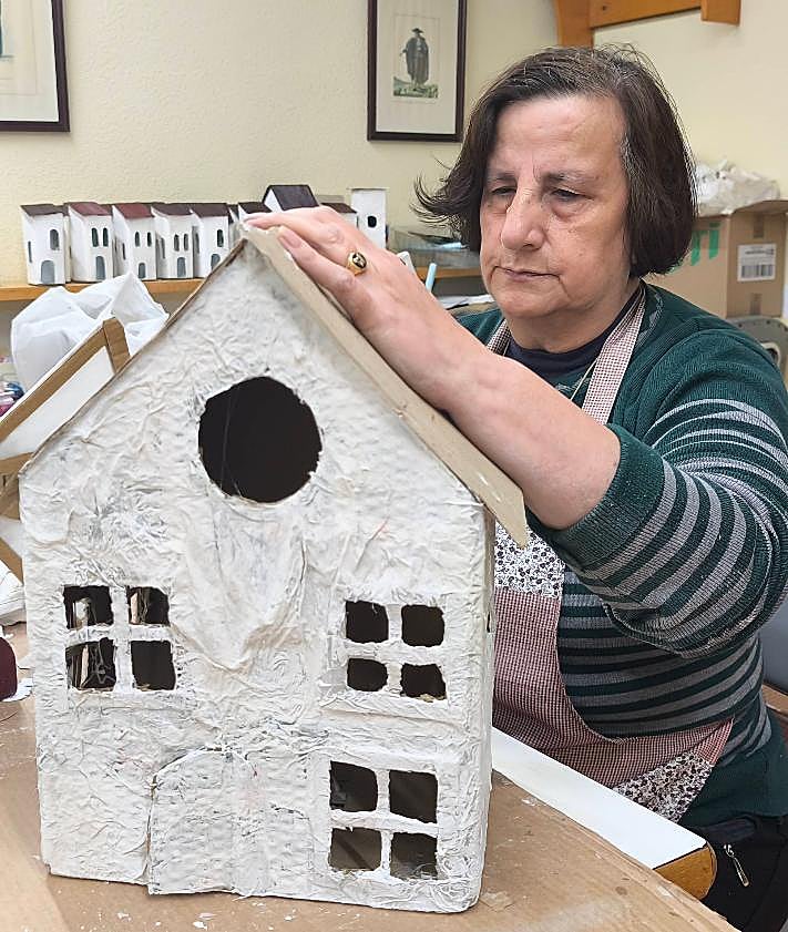 Imagen secundaria 2 - Un Belén fruto de la unión vecinal en Palaciosrubios: «Tiene vinagre y cosas oxidadadas»