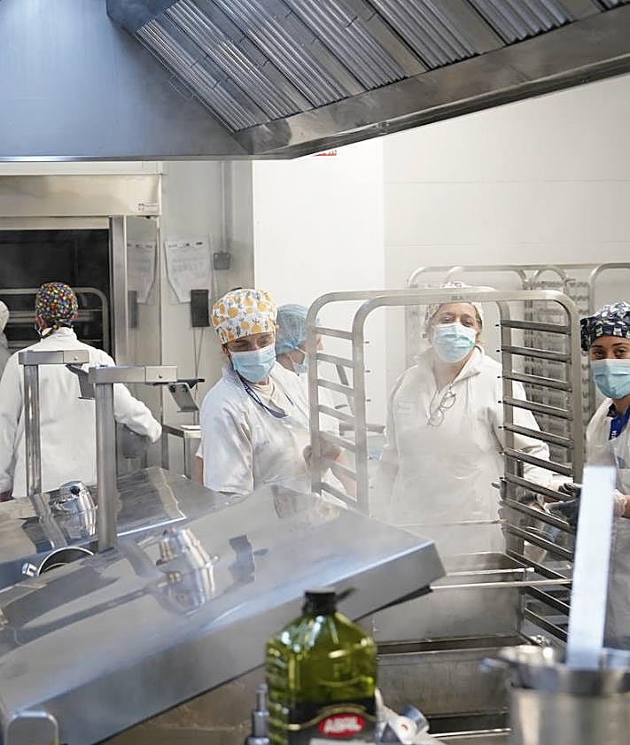 Imagen secundaria 2 - Crema de ortiga, ragú de ciervo, ramen de cocido... El menú delicatessen que los 'top chef' cocinarán para los pacientes del Hospital