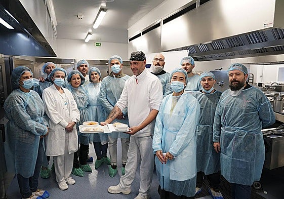 Cocineros y representantes del Hospital, en la presentación de la semana gastronómica.