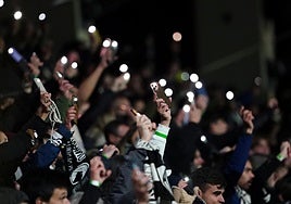 Aficionados de Unionistas, con la linterna del móvil encendida, celebrando el triunfo de este pasado viernes.