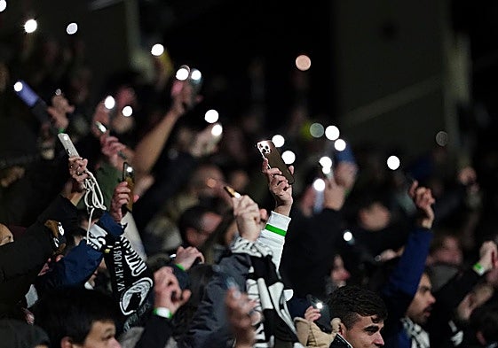 Aficionados de Unionistas, con la linterna del móvil encendida, celebrando el triunfo de este pasado viernes.