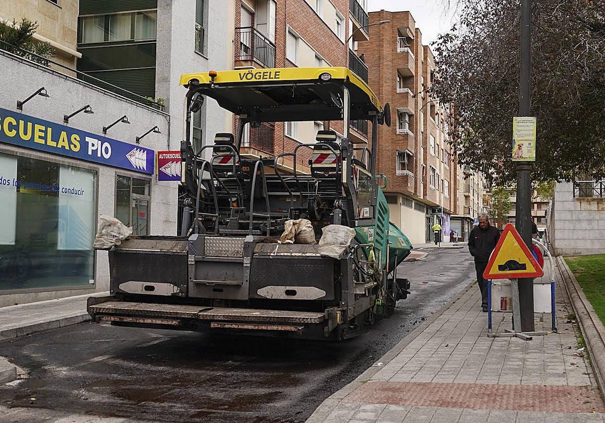 Una máquina de asfaltado, en la calle Ecuador, en Delicias.