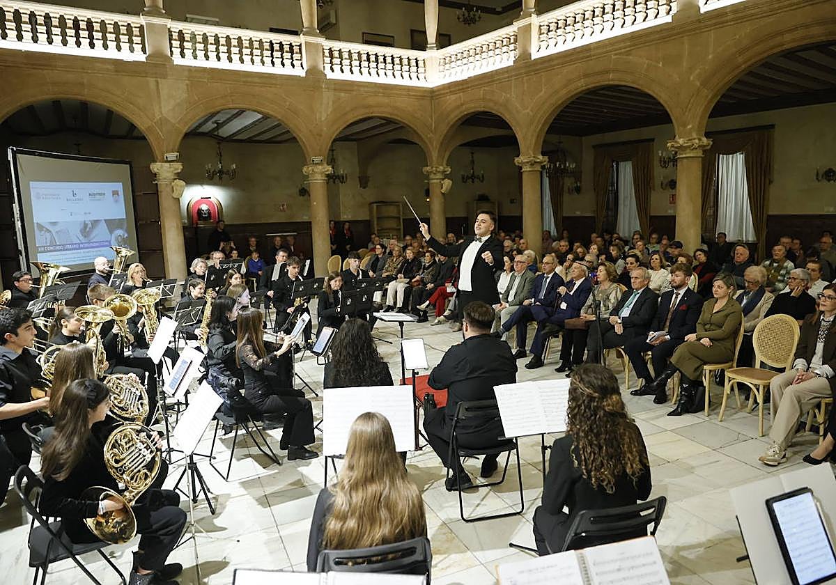 Un momento de la actuación de la Banda de Música de Villamayor en el Palacio de Figueroa, sede del Casino.