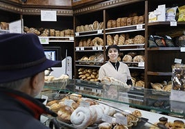Un cliente compra el pan en La Tahona Delicatessen.