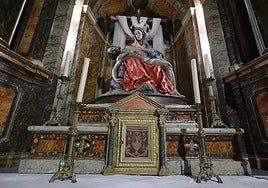 Los ladrones se conformaron con robar una tela que cubría la puerta del sagrarío, pero muy bien podrían haberse llevado la escultura de La Piedad, de Luis Salvador Carmona.