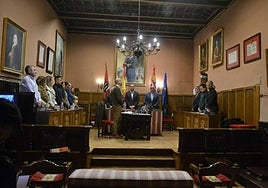 La Corporación Municipal guardó un minuto de silencio por las víctimas de la violencia de género.