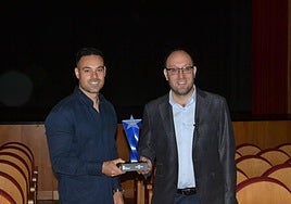 Víctor Gómez y Marcos Iglesias posan con el premio de este año.