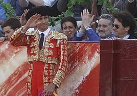Manuel Diosleguarde, recogiendo una ovación del público.