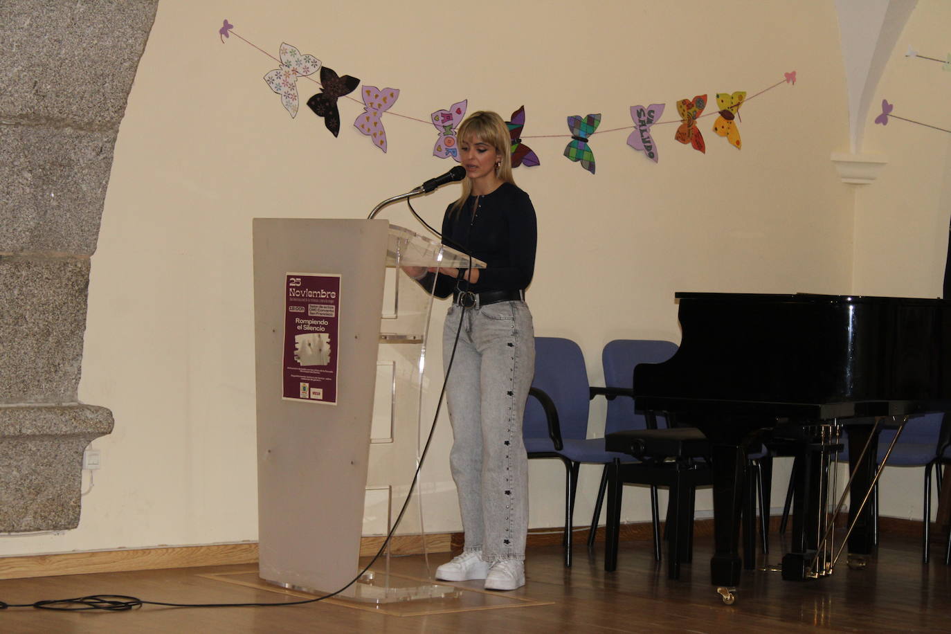 Flores, música y danza en Béjar por las víctimas de la violencia de género