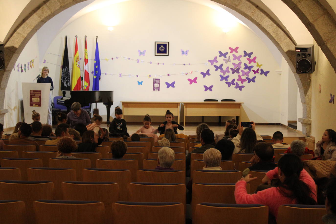 Flores, música y danza en Béjar por las víctimas de la violencia de género