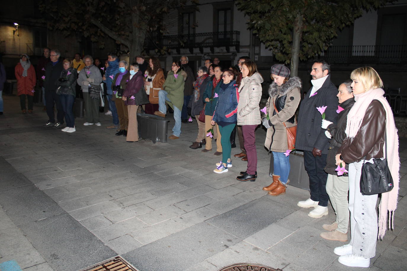 Flores, música y danza en Béjar por las víctimas de la violencia de género