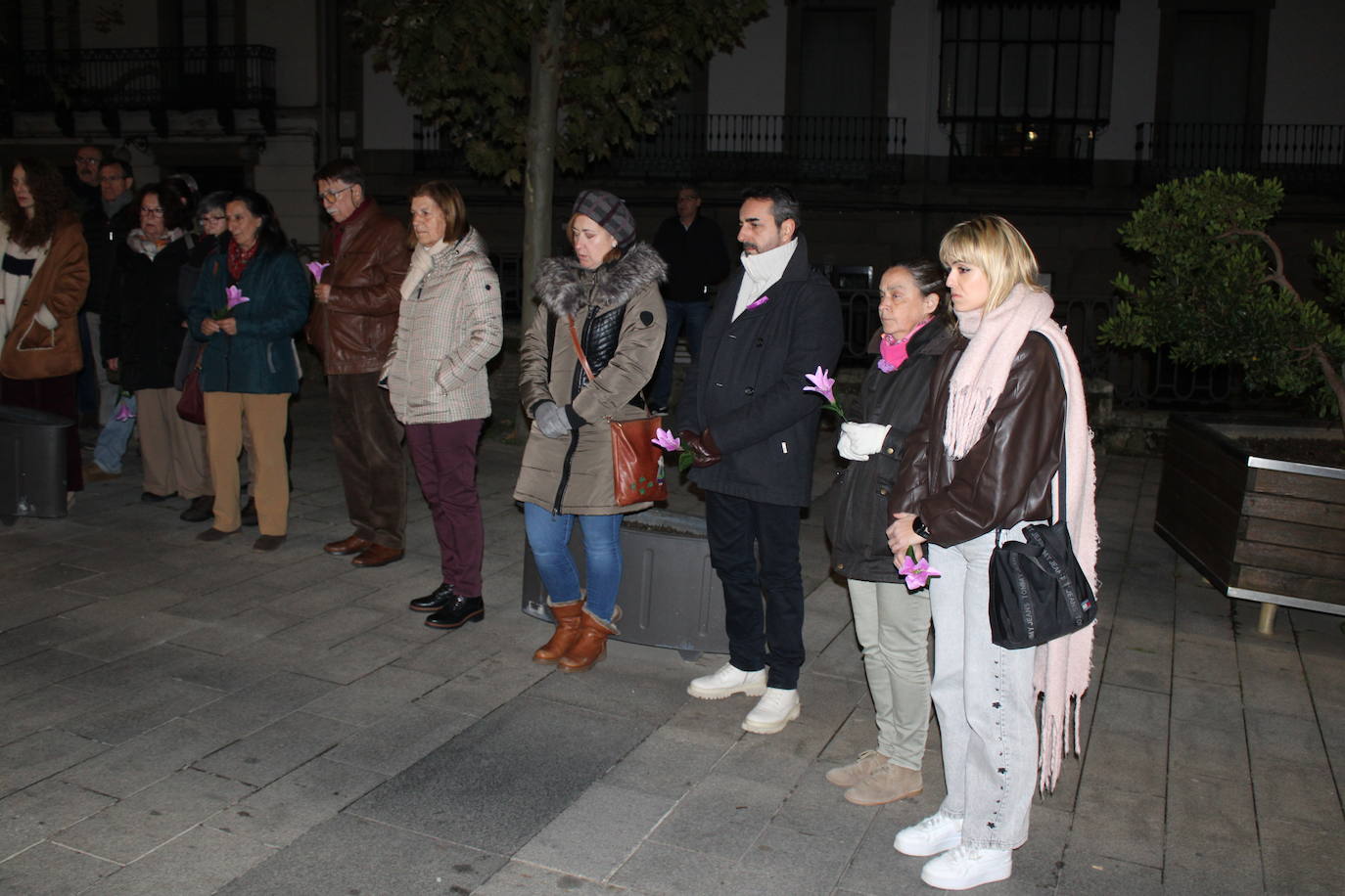 Flores, música y danza en Béjar por las víctimas de la violencia de género
