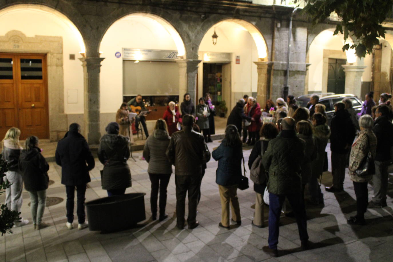 Flores, música y danza en Béjar por las víctimas de la violencia de género