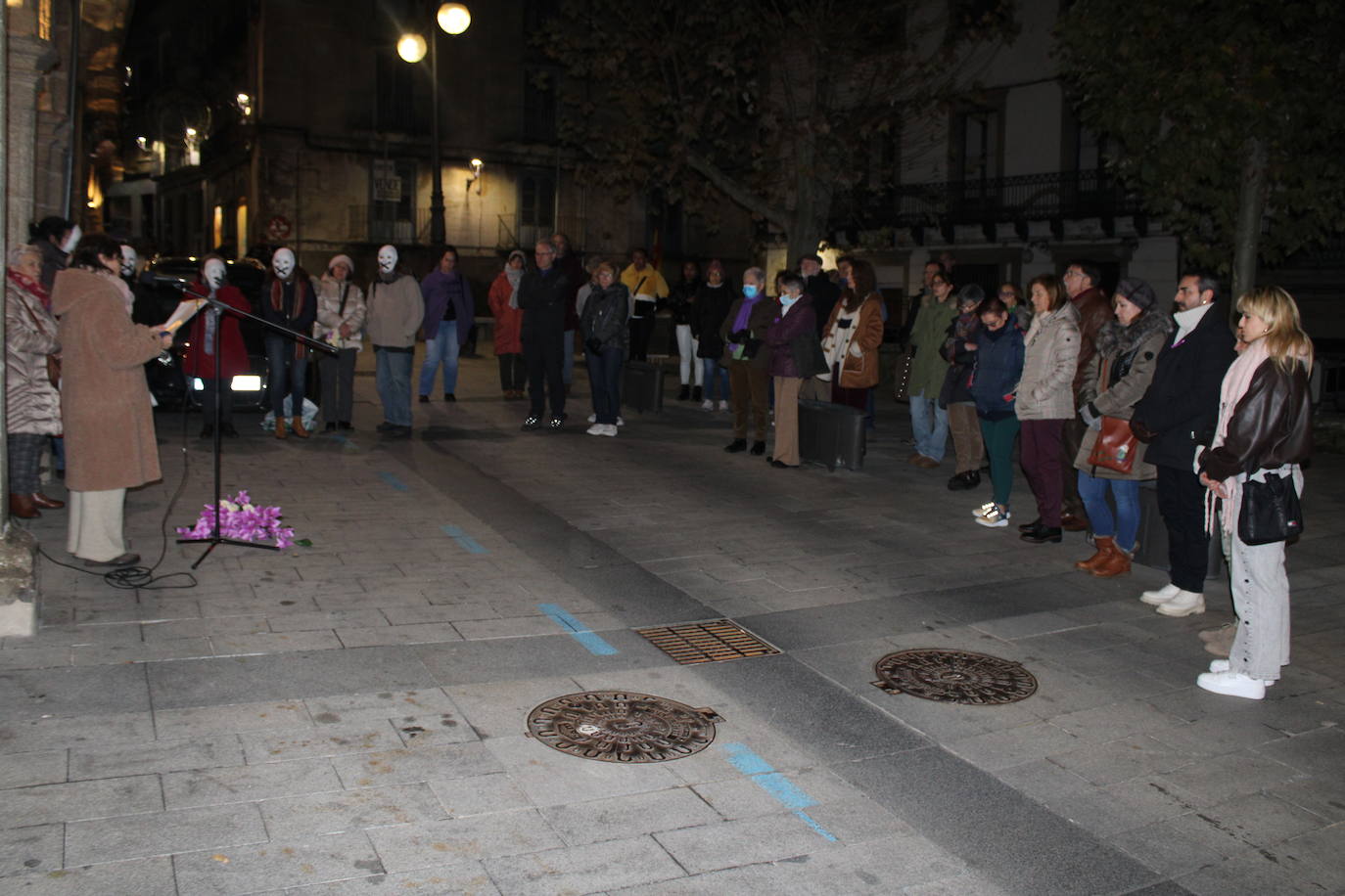 Flores, música y danza en Béjar por las víctimas de la violencia de género