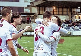 Carlos Parra abraza a Javi Delgado celebrando el primero de los dos tantos blanquinegros en Miramar.