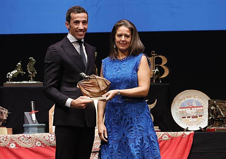 David de Miranda, recogiendo de las manos de Natalia Recio el trofeo al torero revelación que le otorgó la Peña Taurina Salmantina en la gala del toreo del teatro Liceo de Salamanca.
