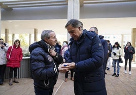 El alcalde, Carlos García Carbayo, entrega las llaves de uno de los pisos.