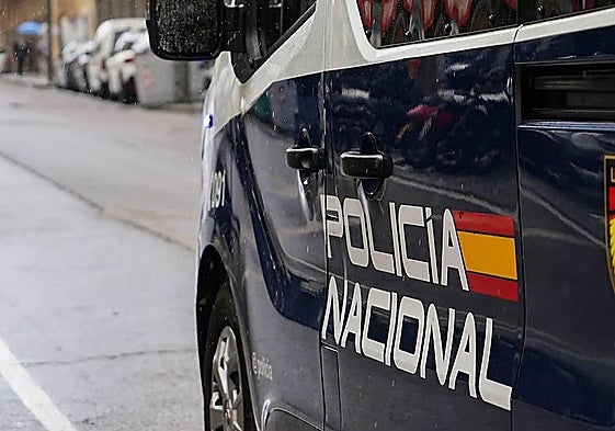 Un furgón de la Policía Nacional, circulando por la capital.