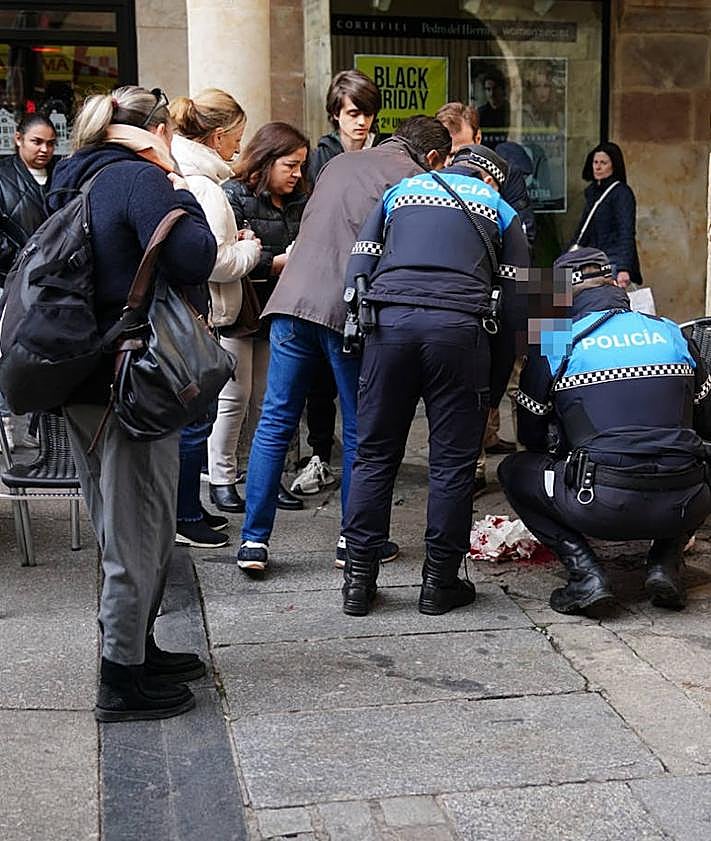 Imagen secundaria 2 - Sanitarios y Policía atienden a la mujer herida tras la caída.