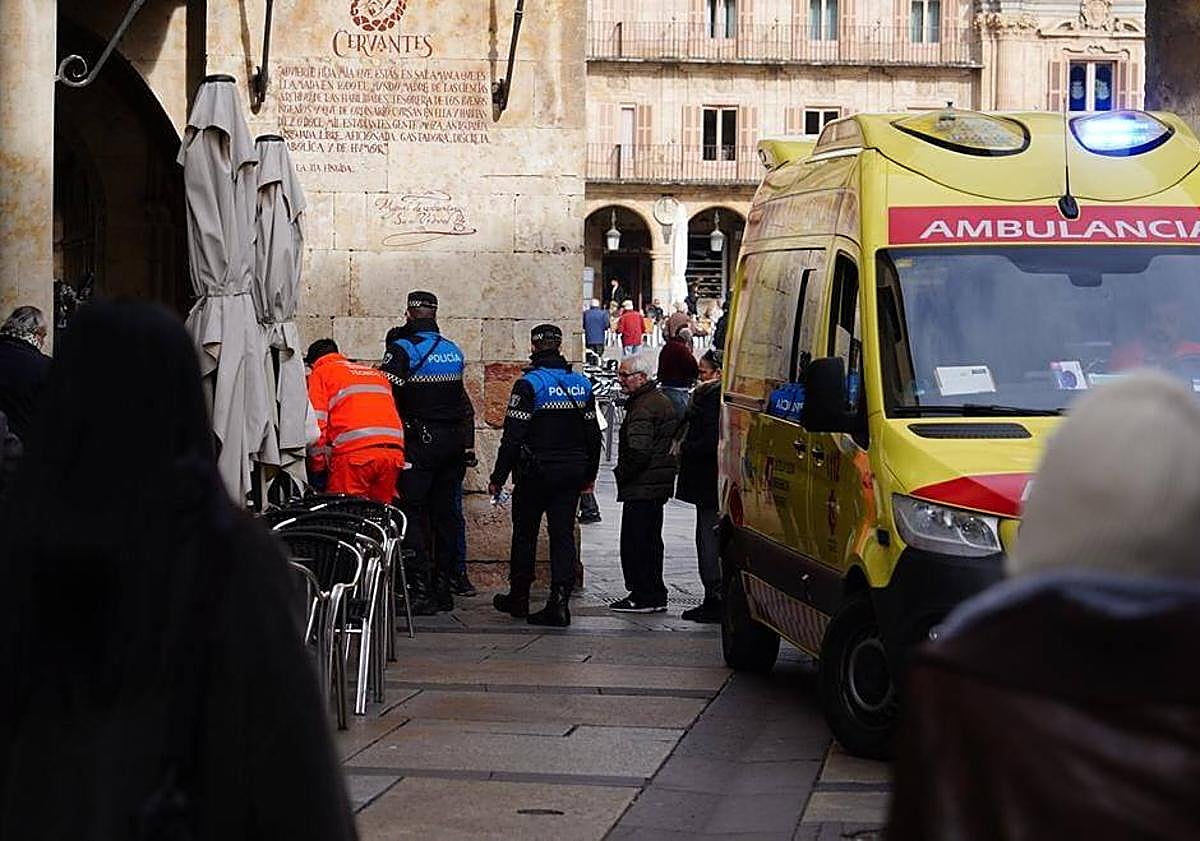 Imagen principal - Sanitarios y Policía atienden a la mujer herida tras la caída.