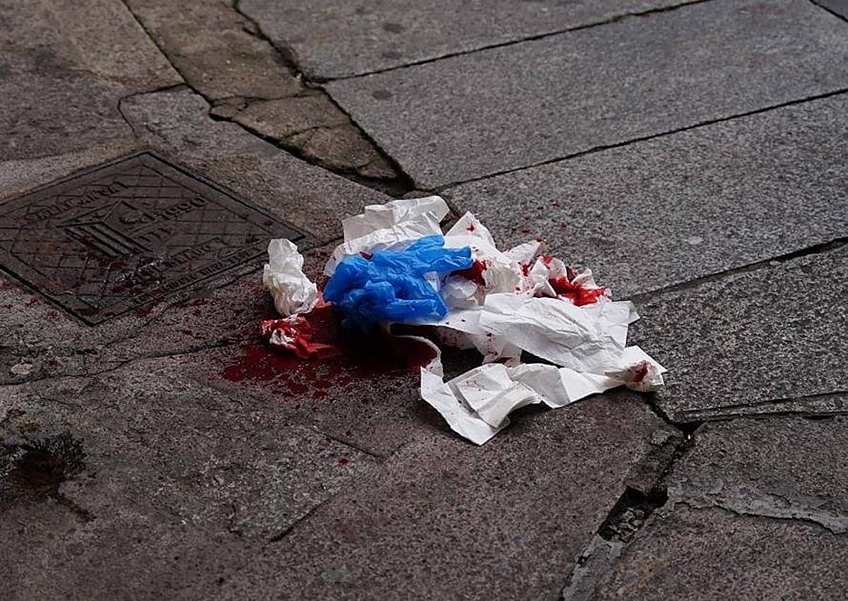 Imagen secundaria 1 - Sanitarios y Policía atienden a la mujer herida tras la caída.