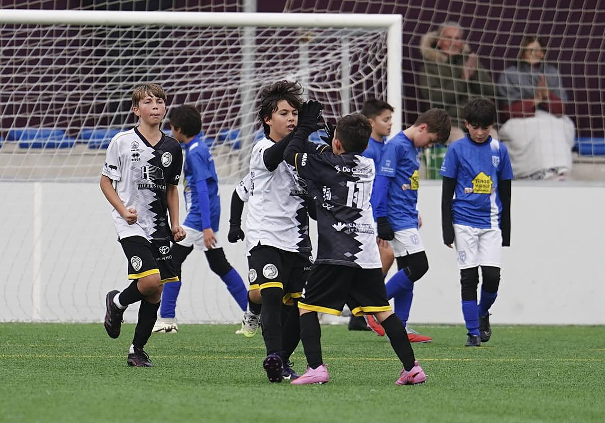 Los jugadores de Unionistas celebran una de sus dianas frente al Deportivo Salamanca en el anexo al Reina Sofía.
