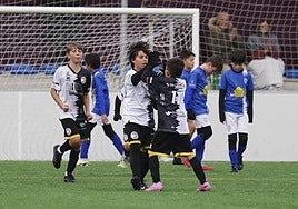 Los jugadores de Unionistas celebran una de sus dianas frente al Deportivo Salamanca en el anexo al Reina Sofía.