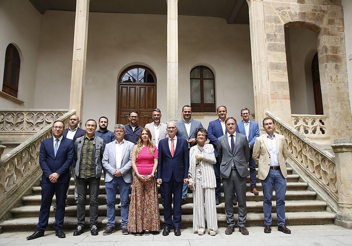 El presidente de la Diputación, con varios alcaldes de la provincia.