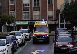 Una ambulancia, circulando por la capital.