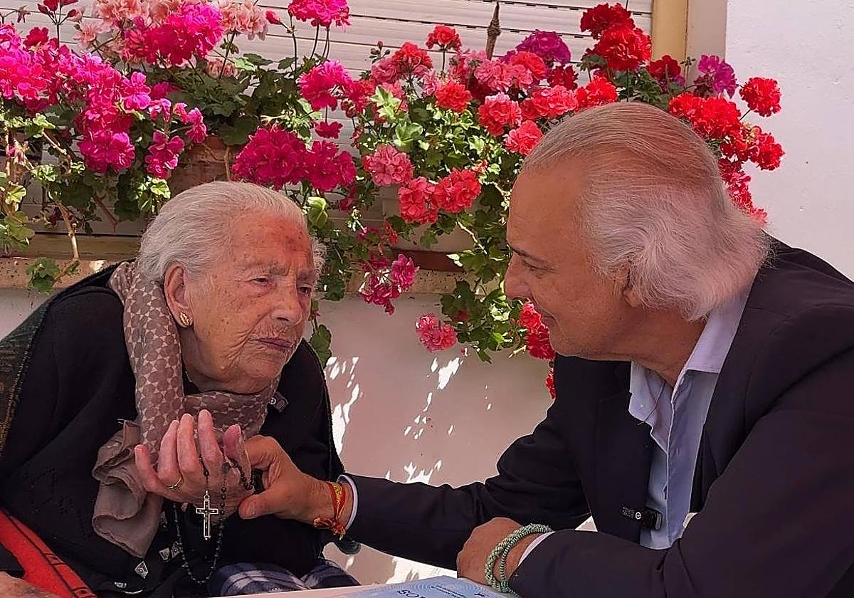 Teresa Fernández Casado, de 112 años, con el doctor de la Peña.