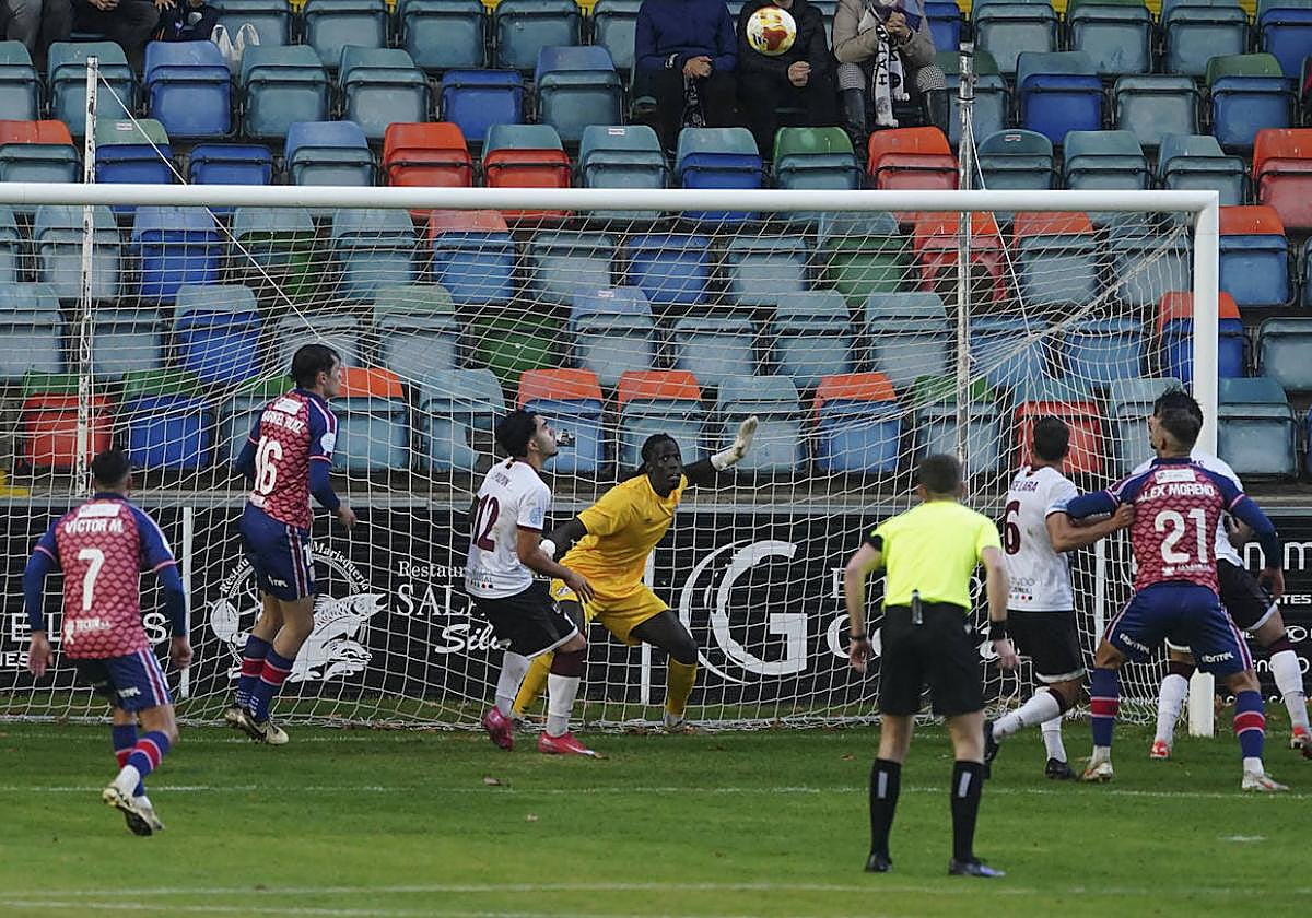 El Salamanca UDS observa el cuero en los instantes previos al empate del Ávila tras un saque de esquina.