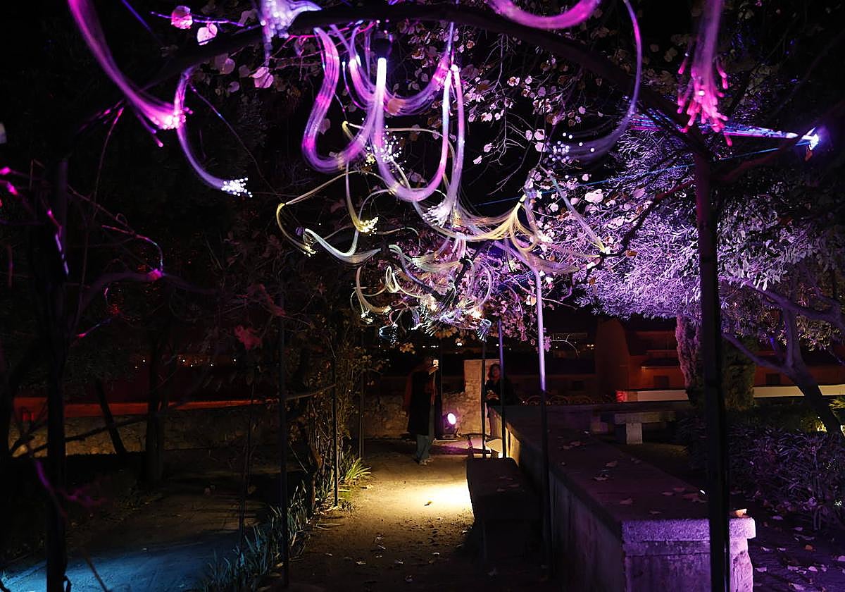 Imagen del Huerto de Calixto y Melibea con el decorado navideño.