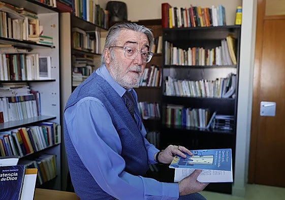 Enrique Bonete, junto a su nuevo libro.
