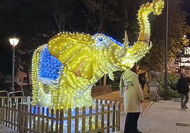 La decoración navideña ya brilla por las calles del centro de Salamanca