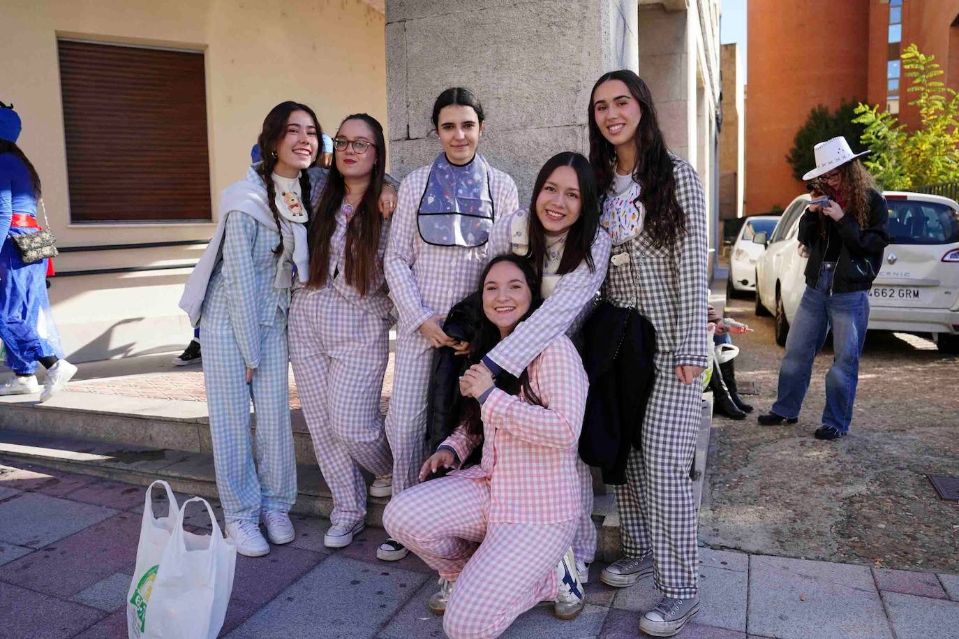 Los Minions, Winnie de Pooh y Mario Bros disfrutan de la fiesta en la Facultad de Educación