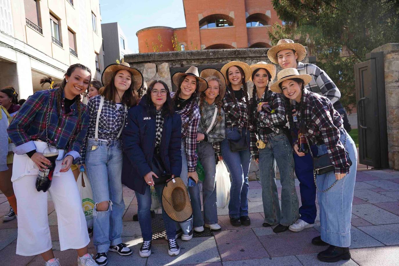 Los Minions, Winnie de Pooh y Mario Bros disfrutan de la fiesta en la Facultad de Educación