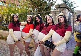 Un grupo de alumnas de la facultad disfrazadas de diferentes personajes de ficción.