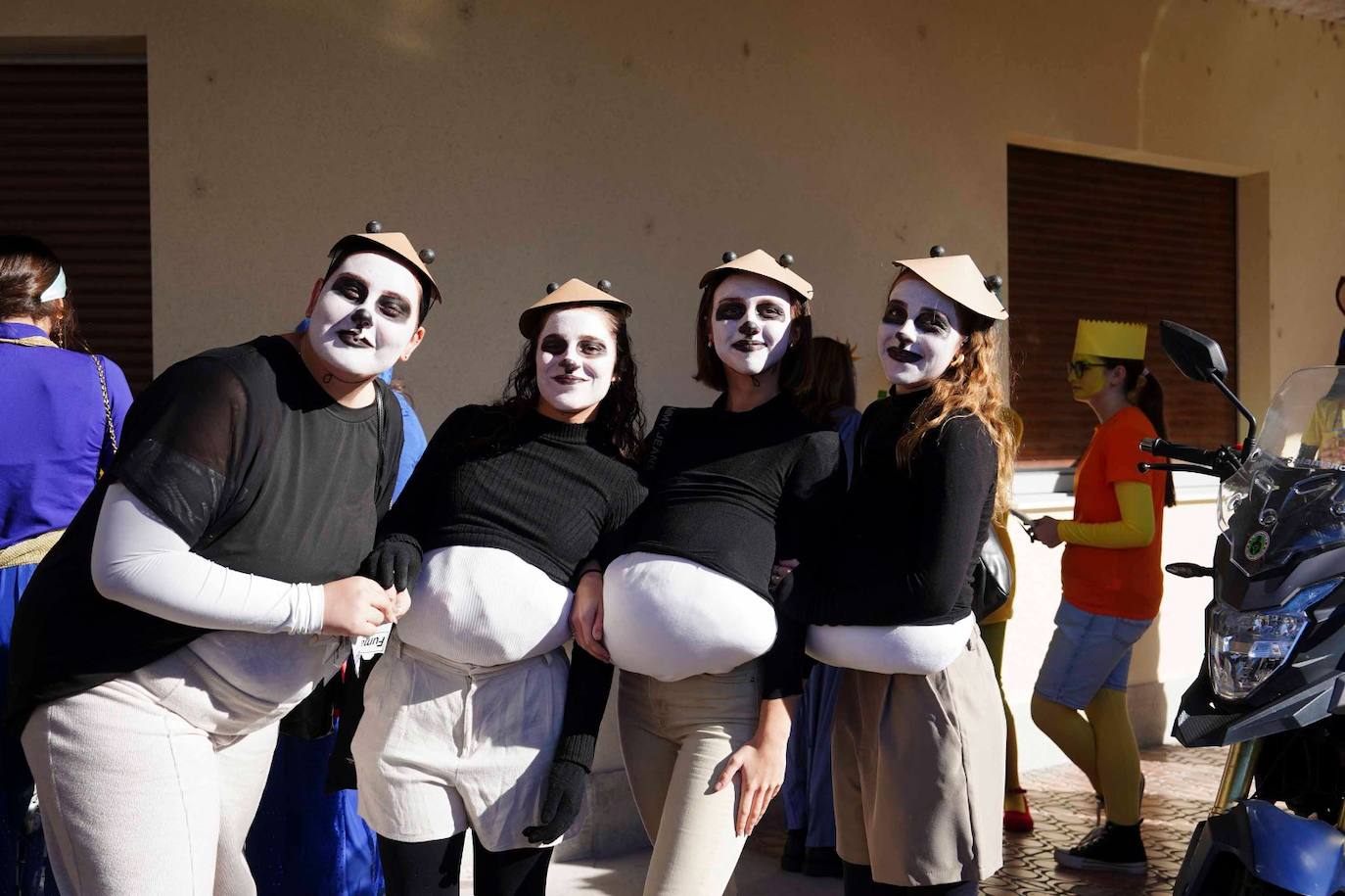 Los Minions, Winnie de Pooh y Mario Bros disfrutan de la fiesta en la Facultad de Educación