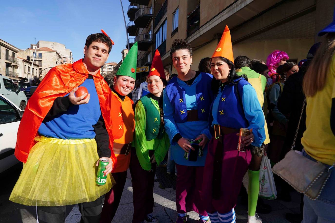 Los Minions, Winnie de Pooh y Mario Bros disfrutan de la fiesta en la Facultad de Educación