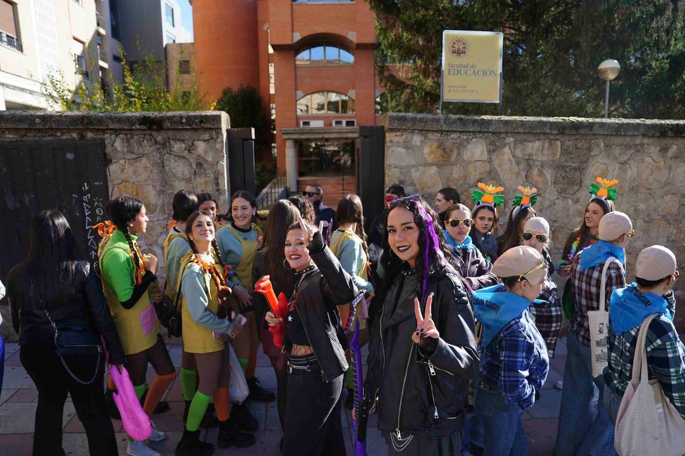 Los Minions, Winnie de Pooh y Mario Bros disfrutan de la fiesta en la Facultad de Educación