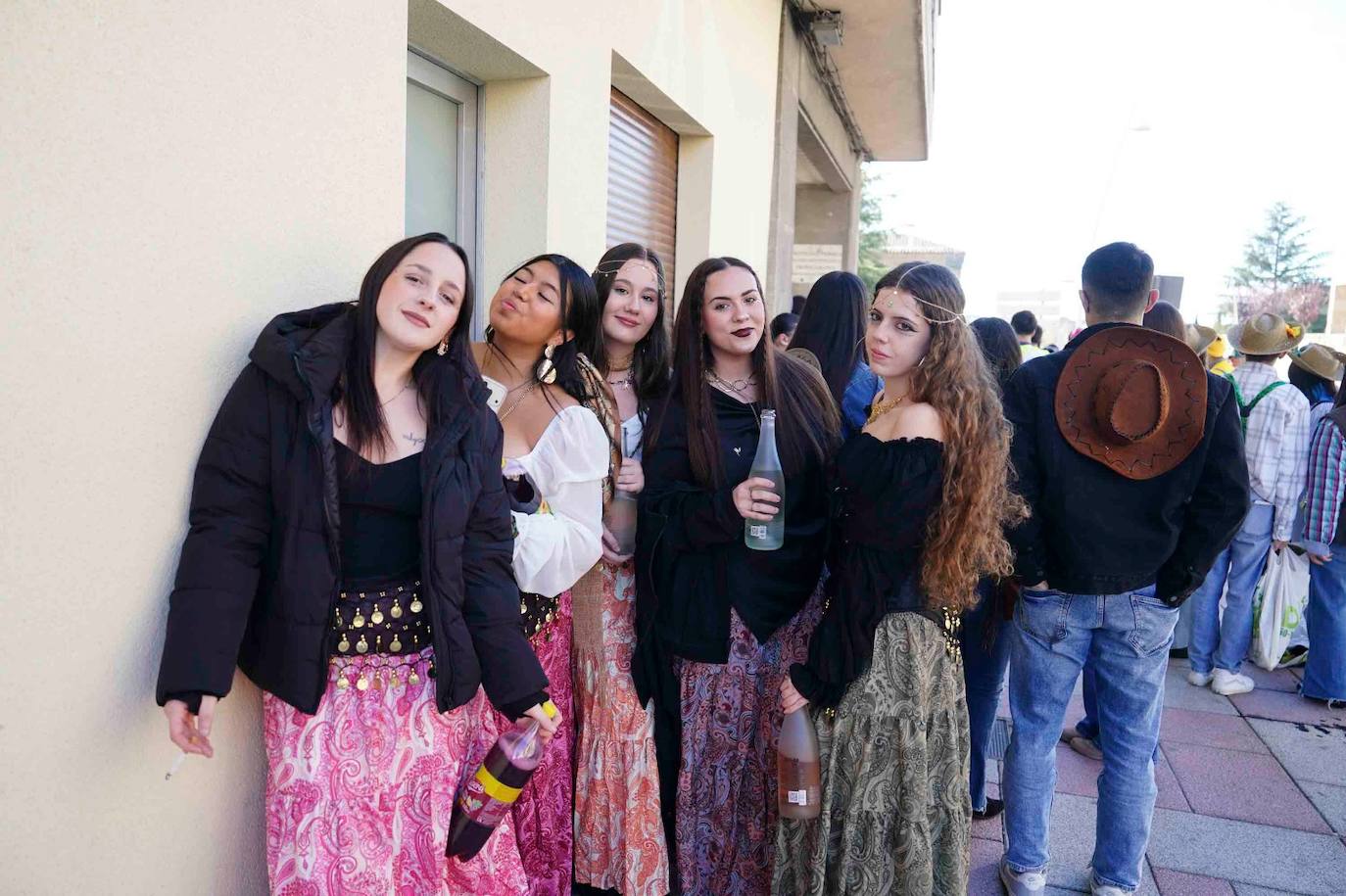 Los Minions, Winnie de Pooh y Mario Bros disfrutan de la fiesta en la Facultad de Educación