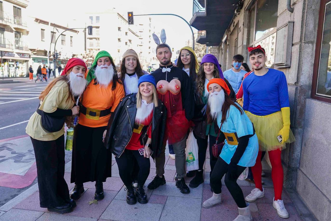 Los Minions, Winnie de Pooh y Mario Bros disfrutan de la fiesta en la Facultad de Educación