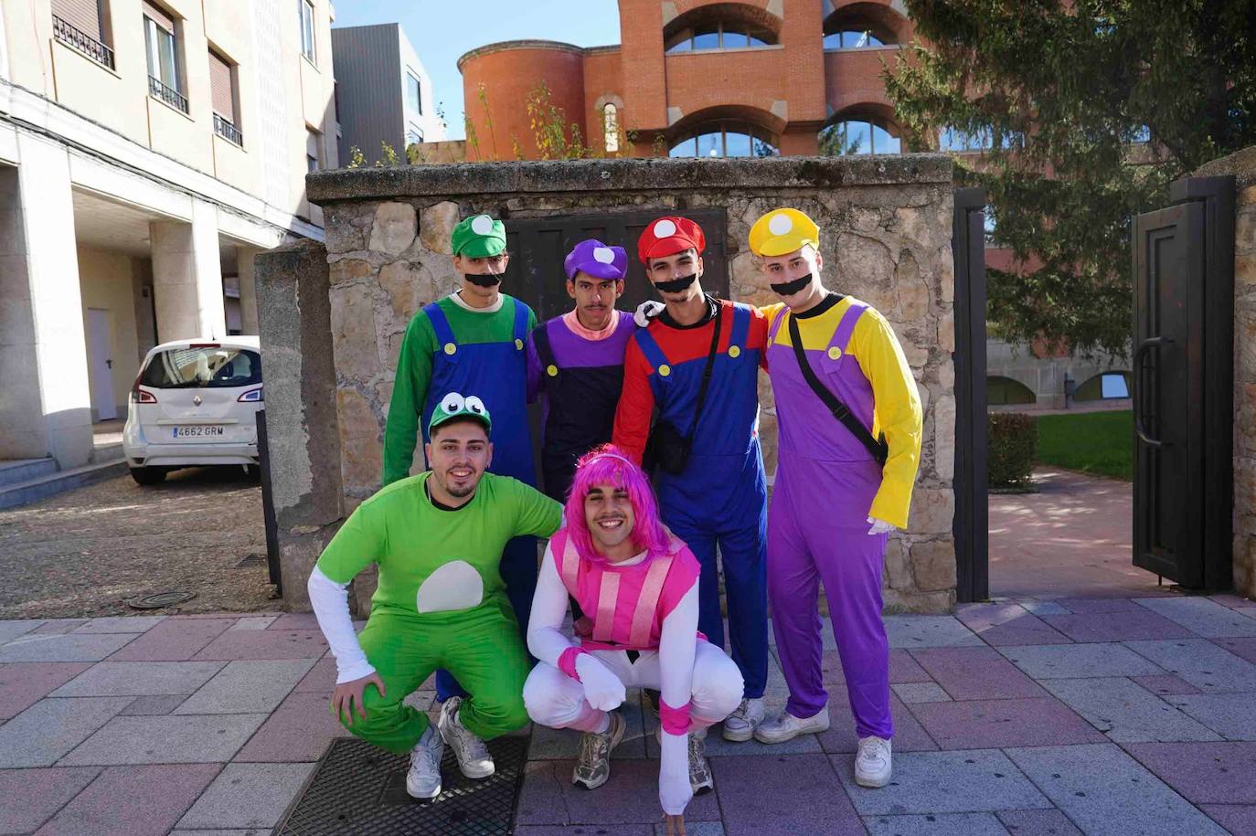 Los Minions, Winnie de Pooh y Mario Bros disfrutan de la fiesta en la Facultad de Educación