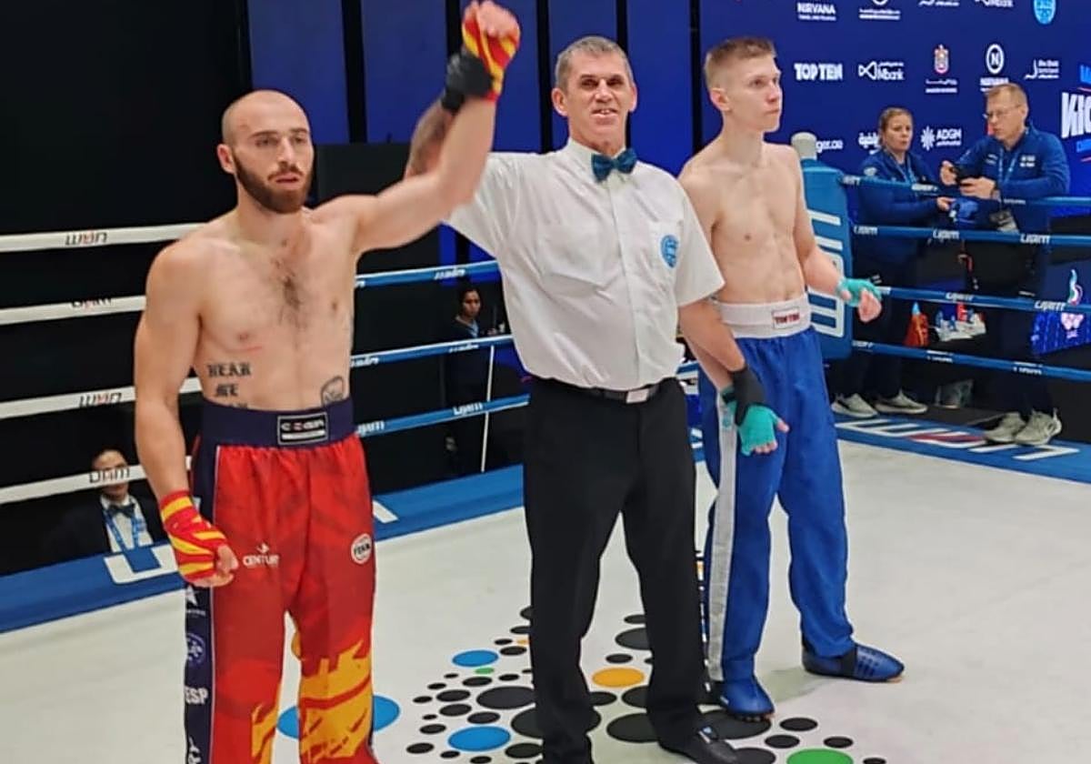 Momento en el que Jaime Lizana es proclamado vencedor del combate.