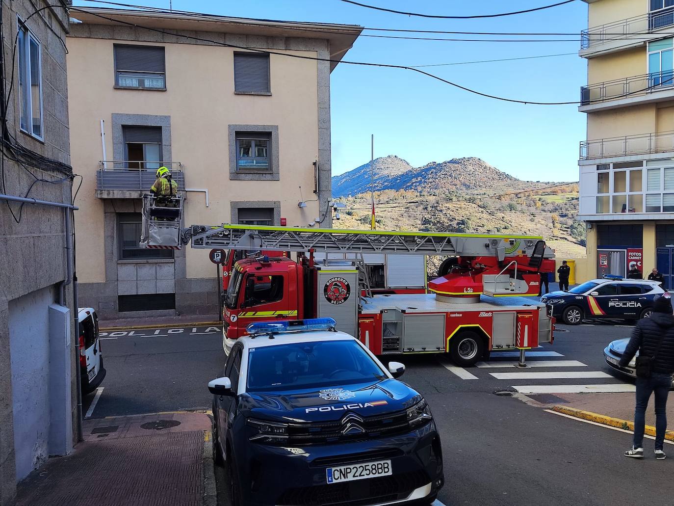 Dos personas &#039;rescatadas&#039; de la comisaría de Policía de Béjar en un simulacro conjunto con los Bomberos