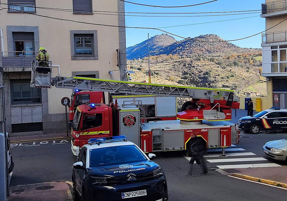 Dos personas &#039;rescatadas&#039; de la comisaría de Policía de Béjar en un simulacro conjunto con los Bomberos