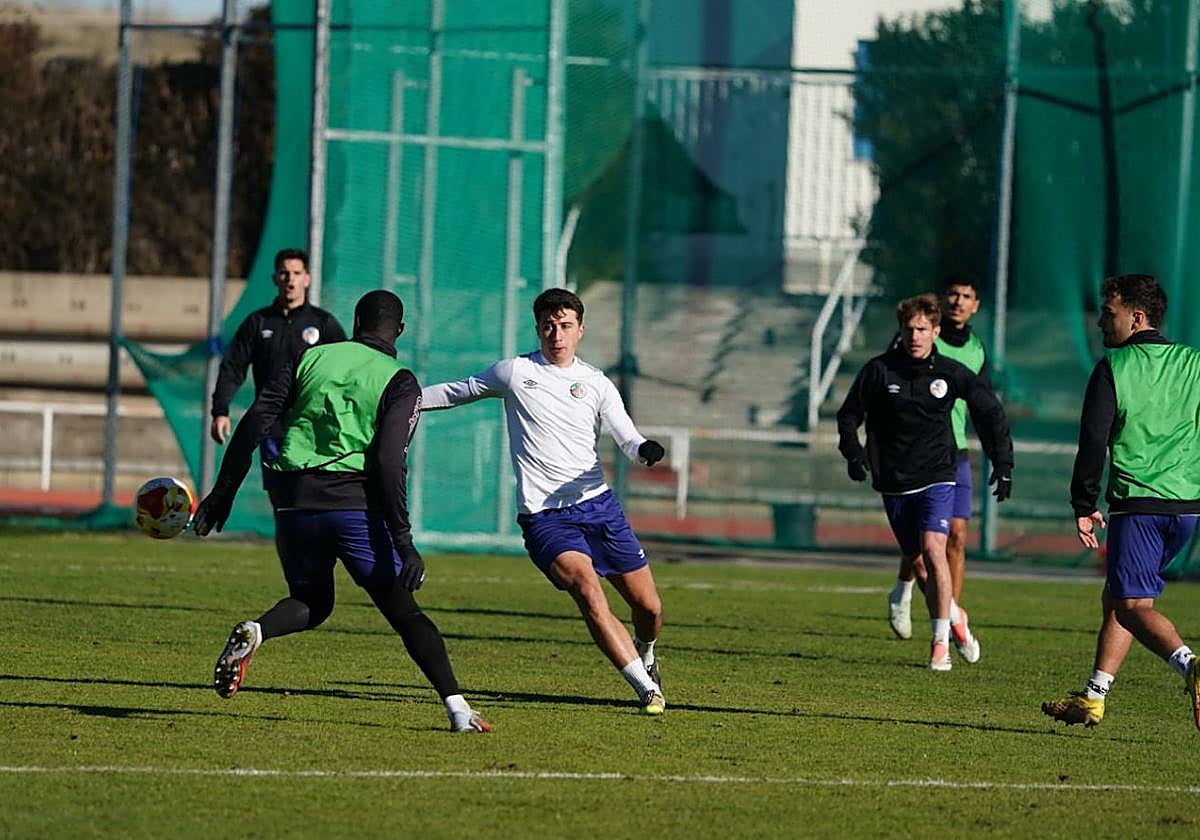 Davo incide en la presión durante la sesión de entrenamiento de este jueves en Las Pistas.
