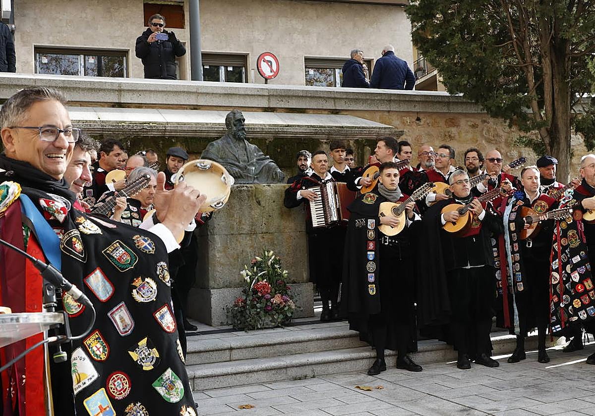 Un numeroso grupo de tunos, ante la estatua de Tomás Bretón.