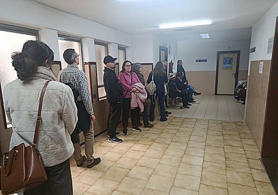 Imagen de las colas en el SUAP de Salamanca.